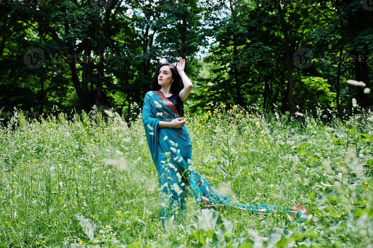 retrato de linda garota brumette indiana ou modelo de mulher hindu. Traje indiano tradicional lehenga choli. foto