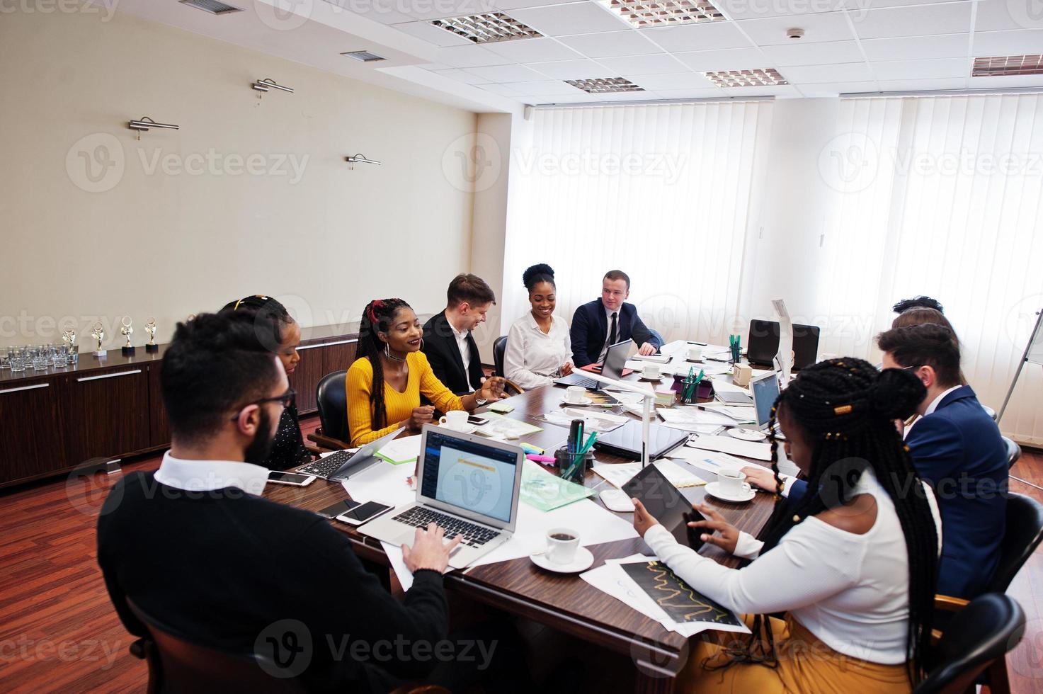 multirraciais jovens criativos no escritório moderno. grupo de jovens empresários estão trabalhando em conjunto com laptop, tablet. equipe de freelancers de sucesso em coworking. foto