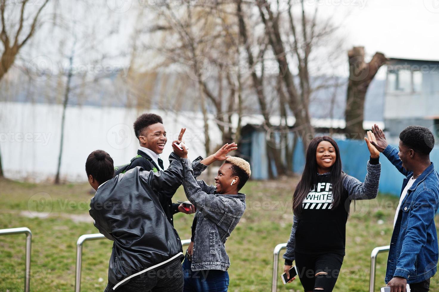 jovens amigos africanos da geração do milênio andando na cidade. negros felizes se divertindo juntos. conceito de amizade de geração z. foto