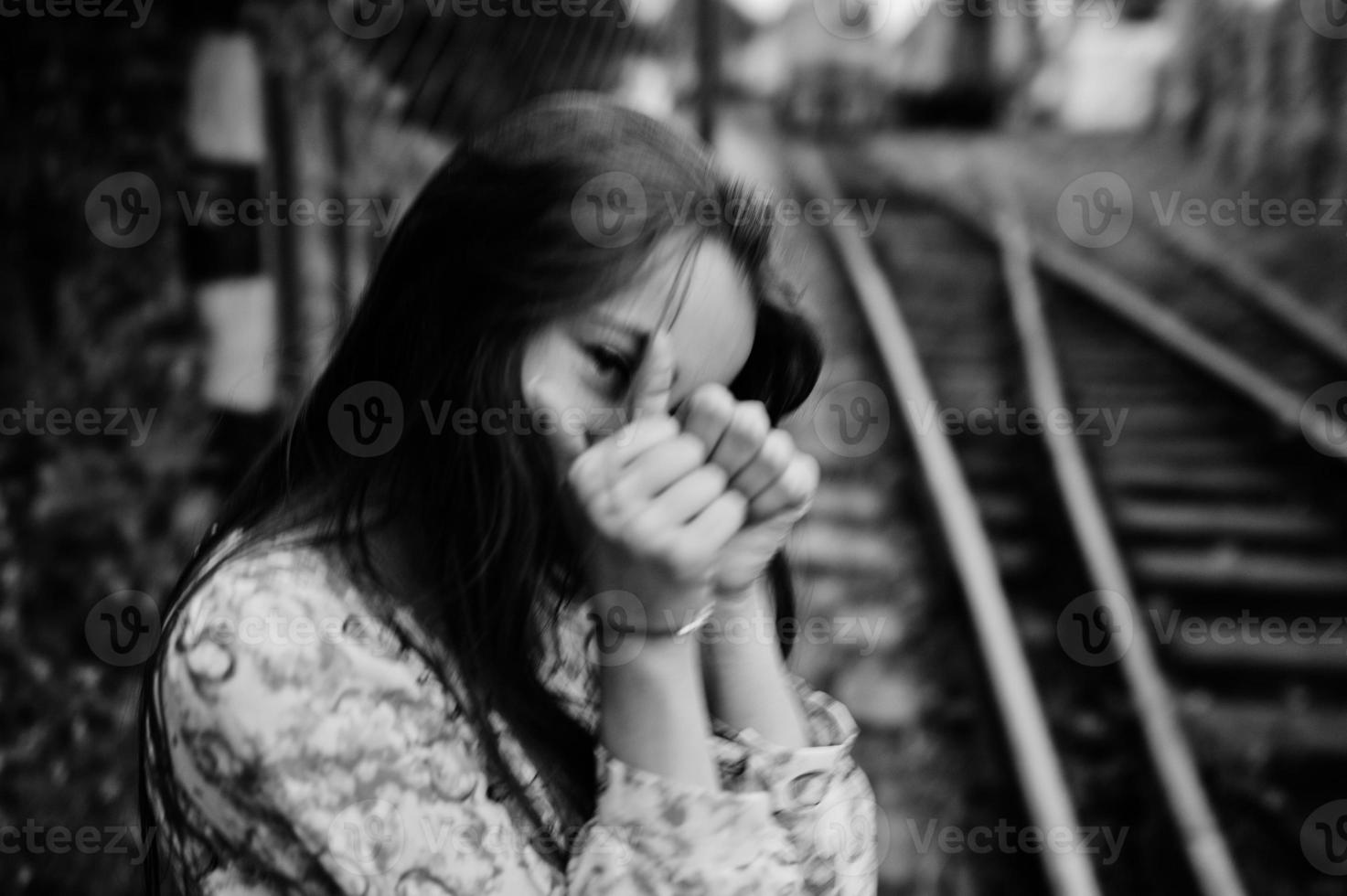 retrato de estilo de vida de jovem posando na estação de trem. foto