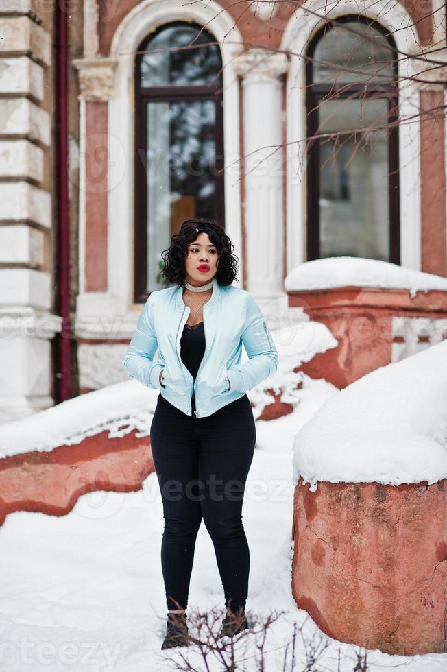 elegante modelo afro-americano plus size nas ruas da cidade no dia de inverno. foto