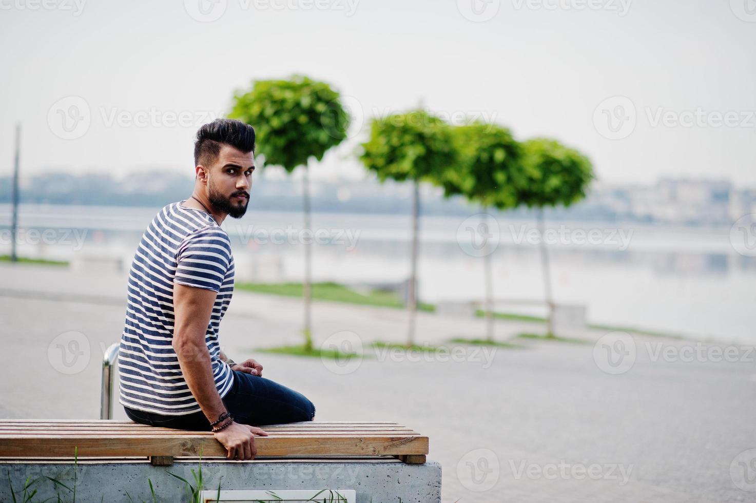 modelo de homem de barba árabe alto bonito na camisa despojada posou ao ar livre. cara árabe na moda. foto