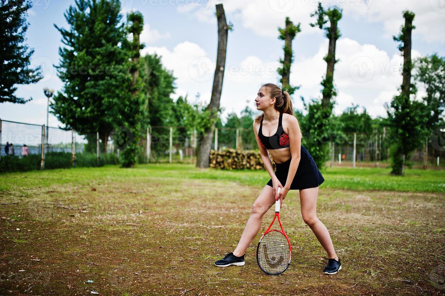 jogador de tênis de mulher bonita esporte com raquete em traje sportswear. foto