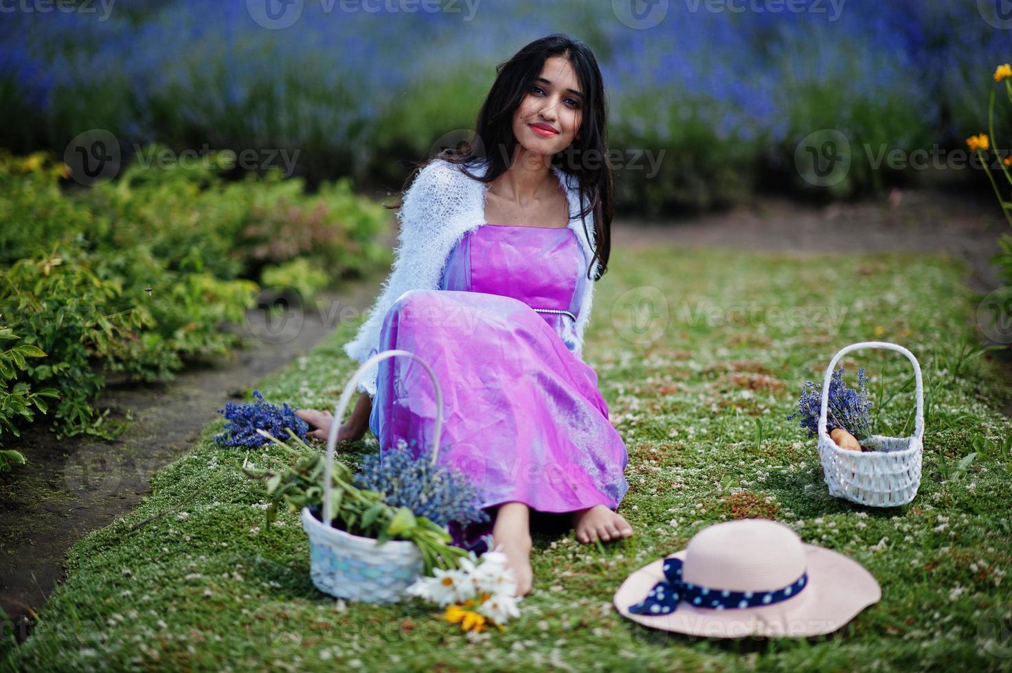 linda garota indiana usar vestido tradicional saree índia no campo de lavanda roxo. foto