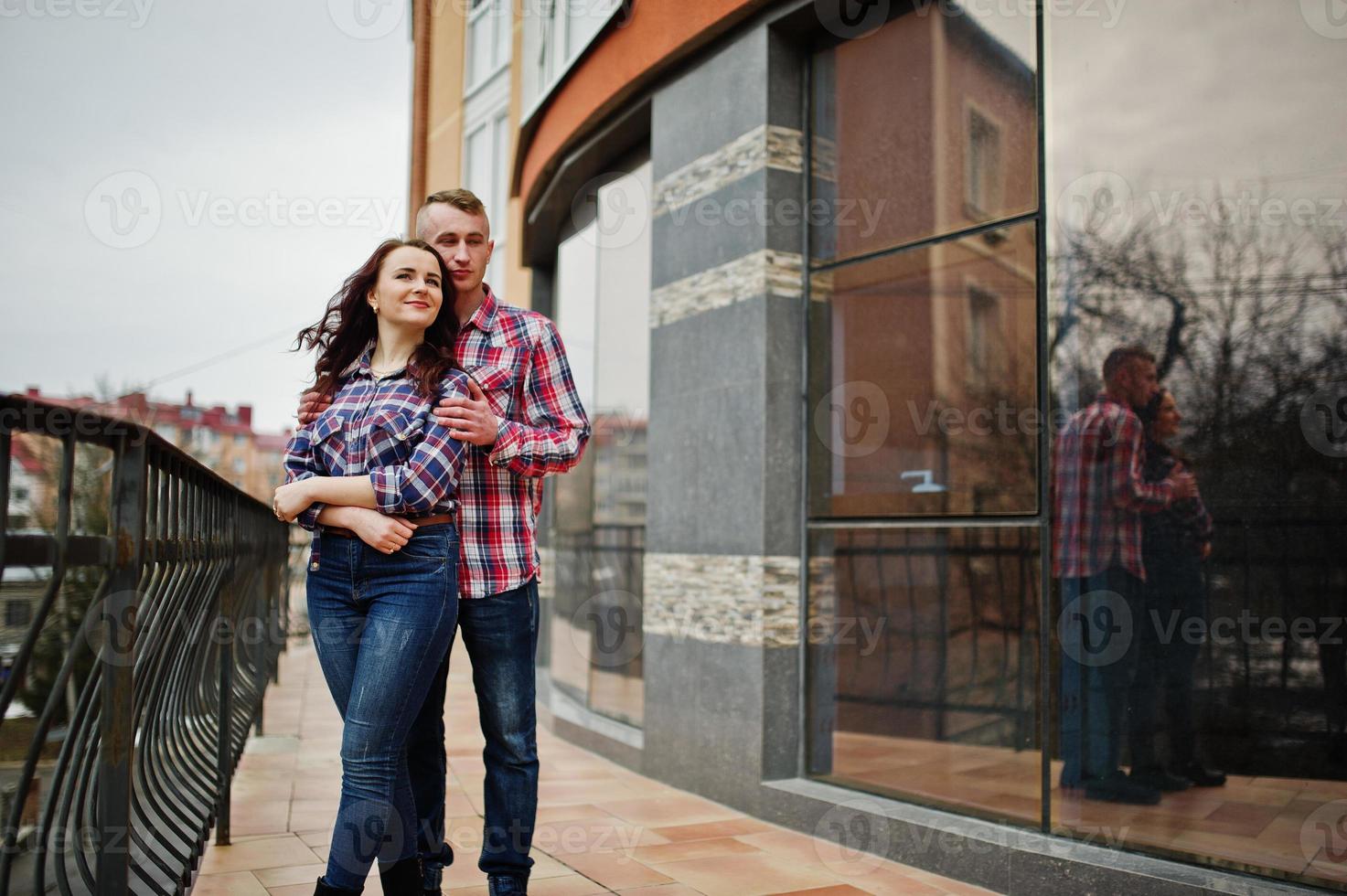 casal elegante usa camisa quadriculada apaixonada juntos. foto