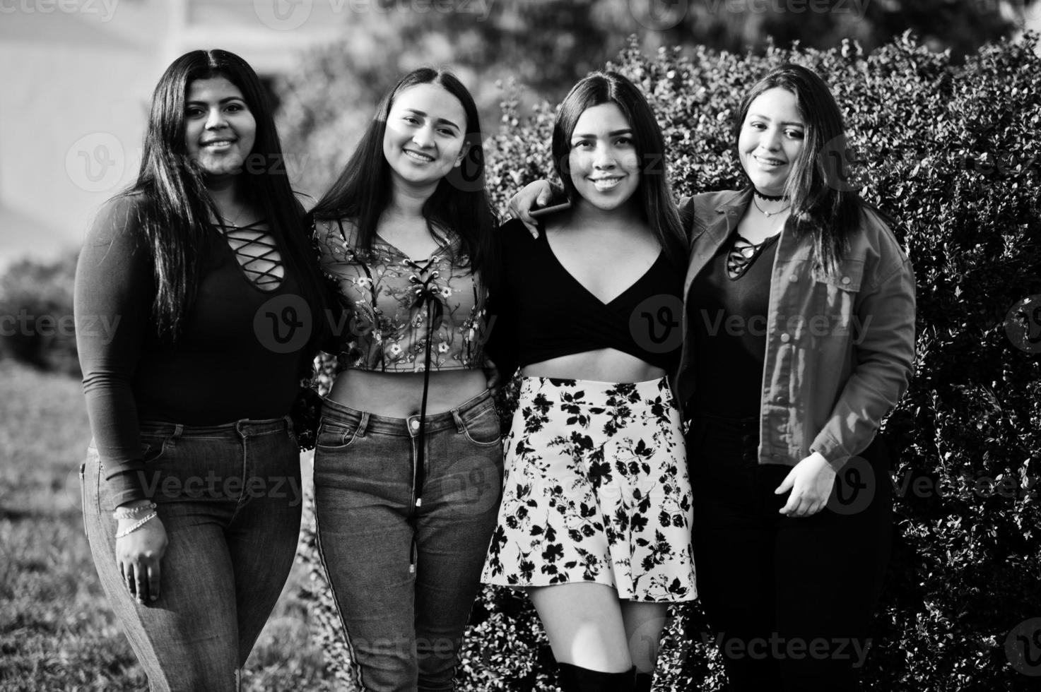 grupo de quatro meninas latinas felizes e bonitas do Equador posou na rua. foto