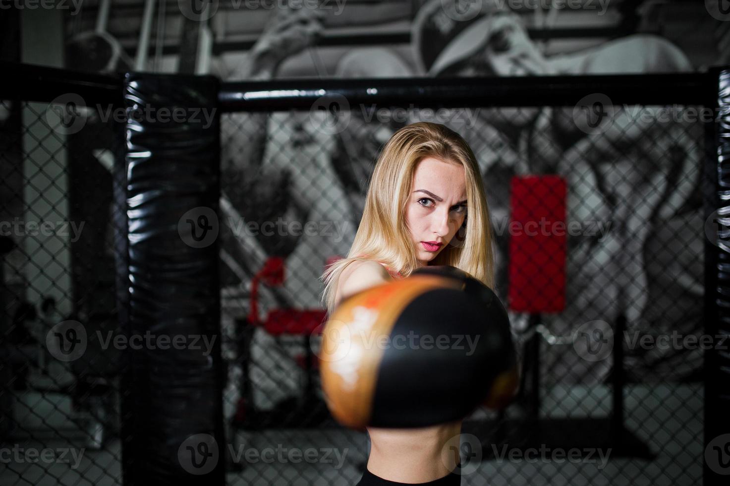 boxer de garota loira esporte sexy posou no ringue. boxe de mulher em forma. foto