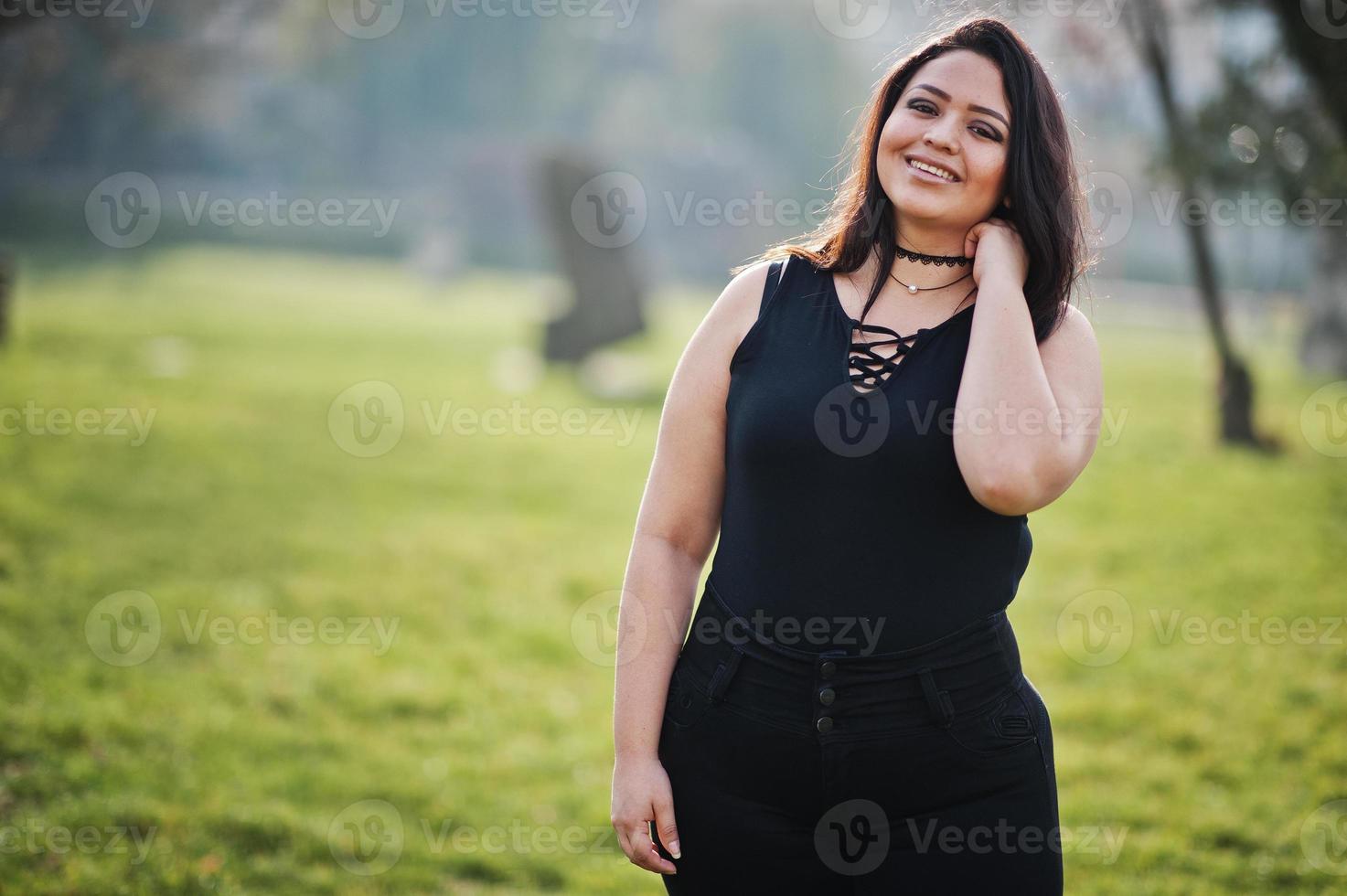 menina bonita modelo latino do equador desgaste em preto posou na rua. foto