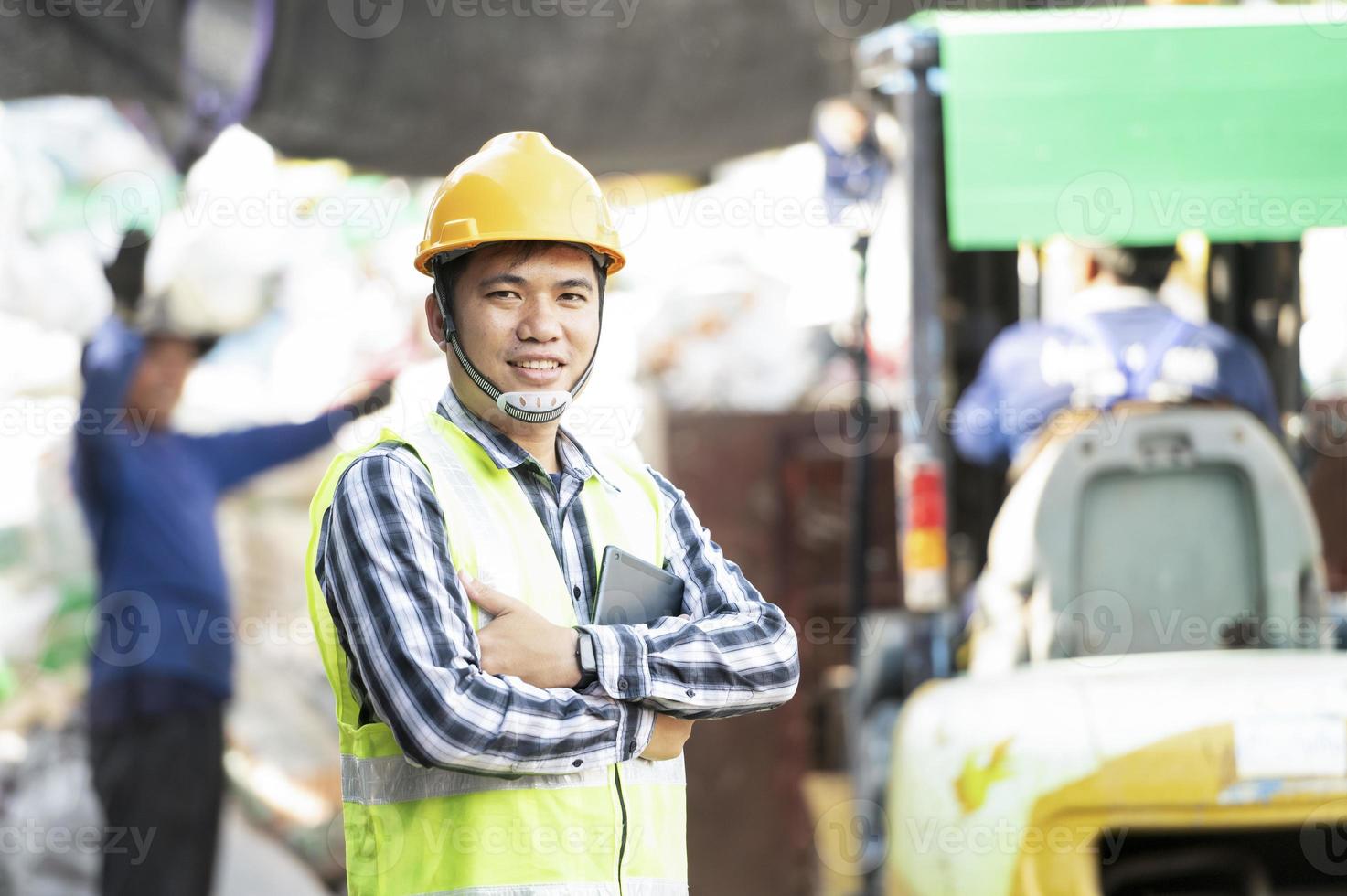 close-up de um trabalhador com uma lixeira movendo uma empilhadeira em uma usina de coleta de resíduos de siderurgia. foto