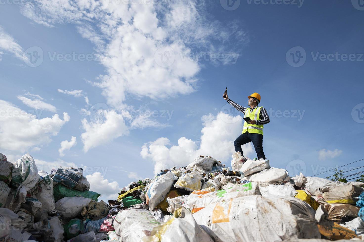 engenharia ecológica em pé na montanha lixo grande pilha de lixo lixo degradado uma pilha de maus cheiros e resíduos tóxicos. esses resíduos são provenientes de áreas urbanas. área industrial foto
