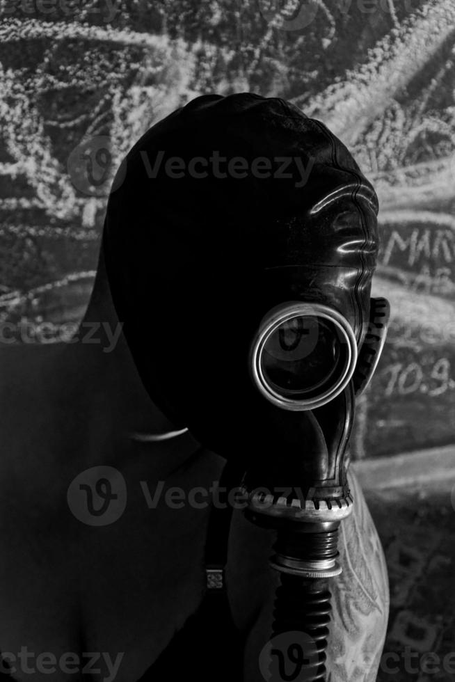 mulher com máscara de gás foto