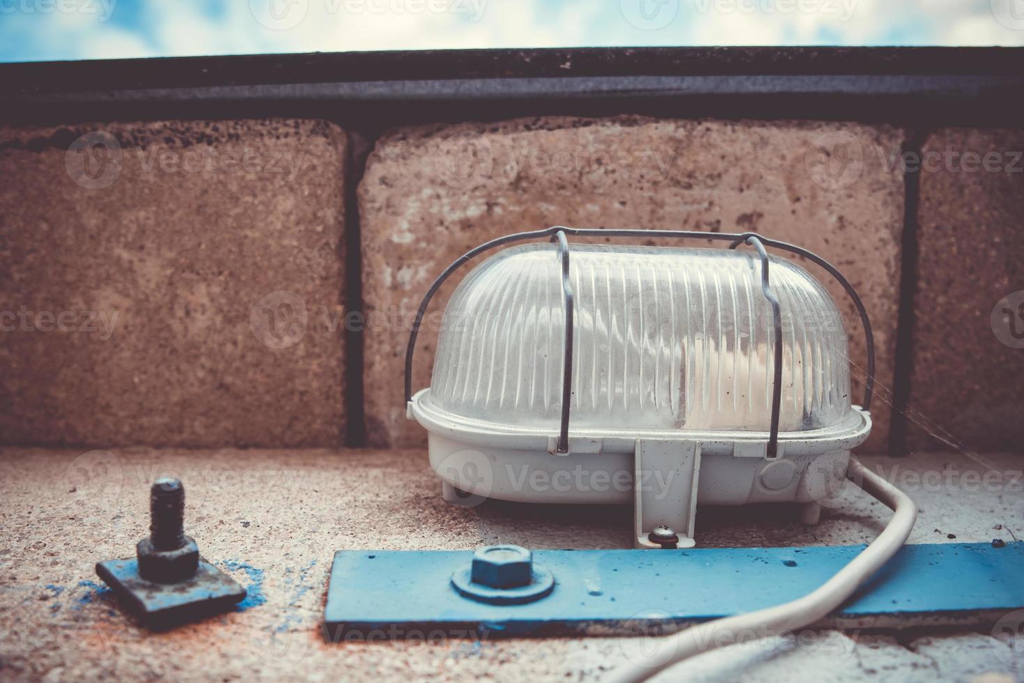 montagem de luz elétrica externa em tijolos foto