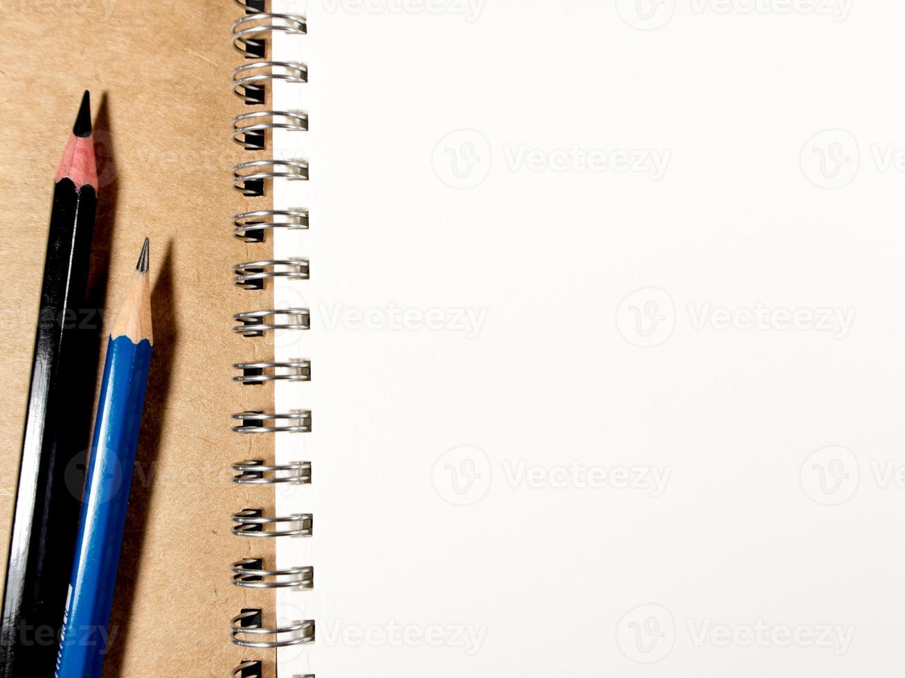 página de papel branco do caderno e lápis foto