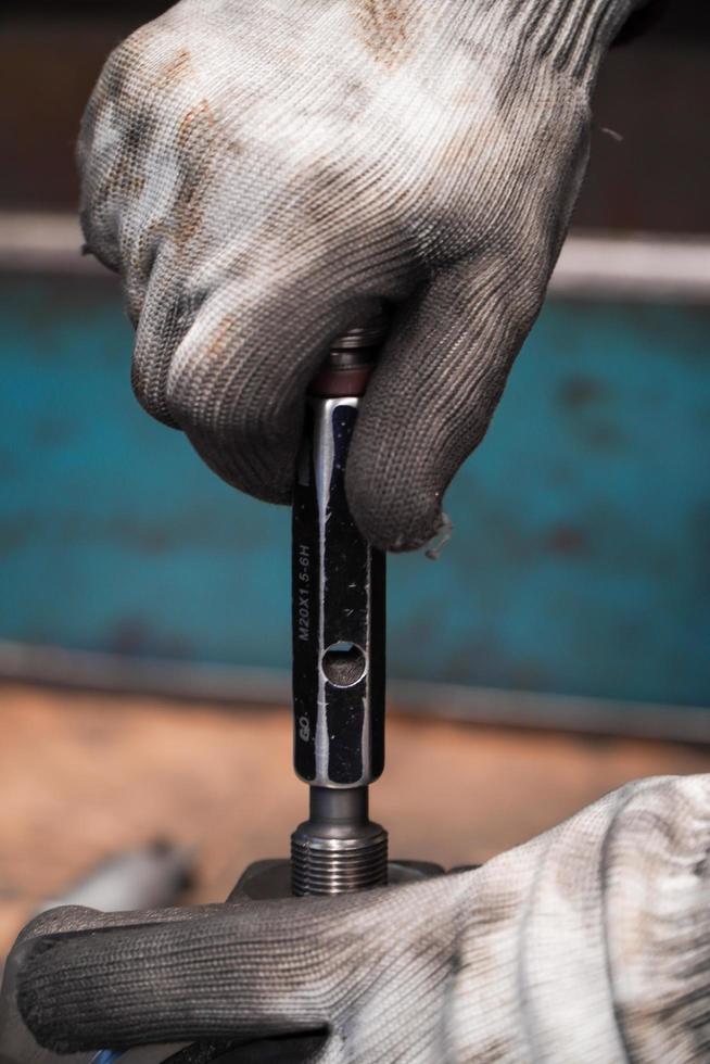 peças de trabalho de calibre de plugue de rosca industrial de inspeção mecânica, conceito industrial foto