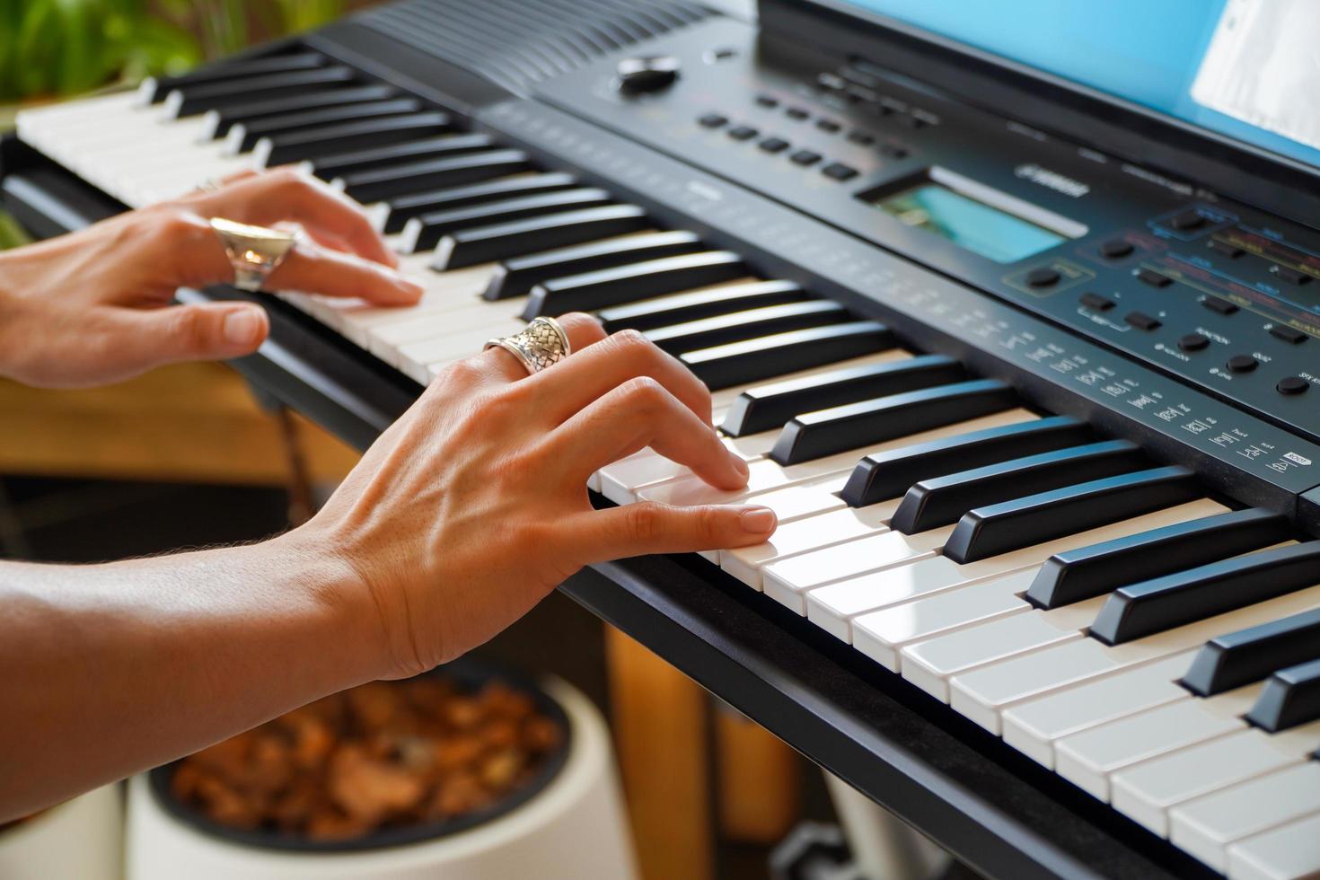 mãos masculinas tocando piano .human mãos tocando piano na festa. homem tocando o teclado do sintetizador foto