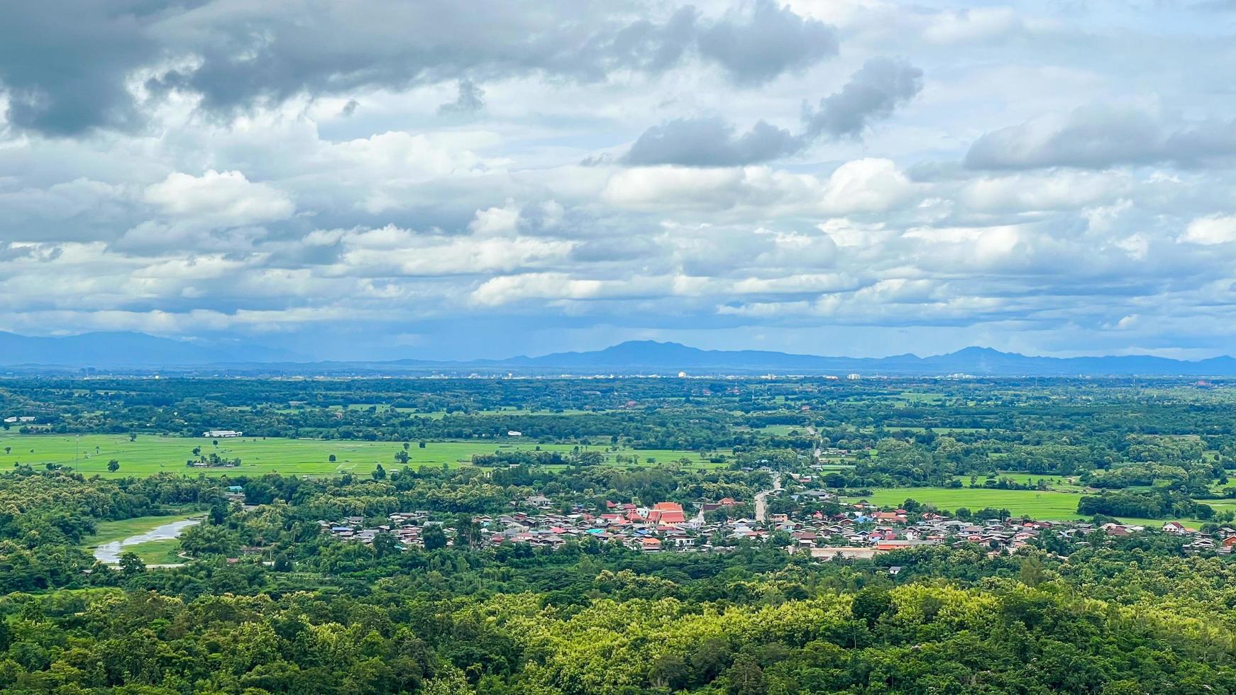 vista da bela paisagem de vista da cidade com fundo de rio e céu azul foto