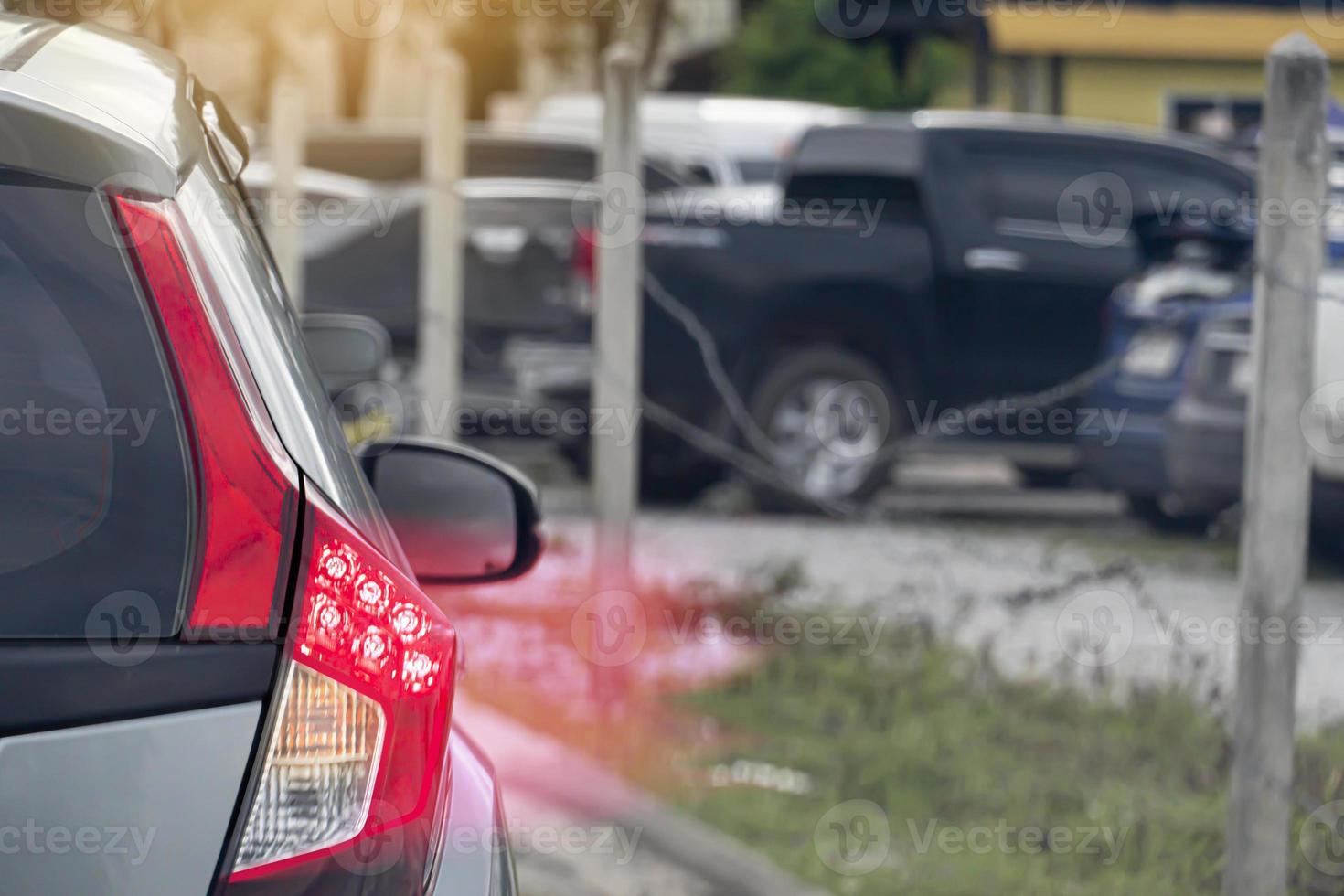 Foto de carros de estacionamento desfocados na cidade desfoque o carro  estacionado no estacionamento e na rua