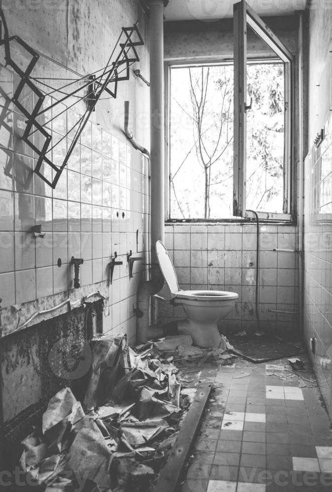 banheiro antigo em preto e branco foto