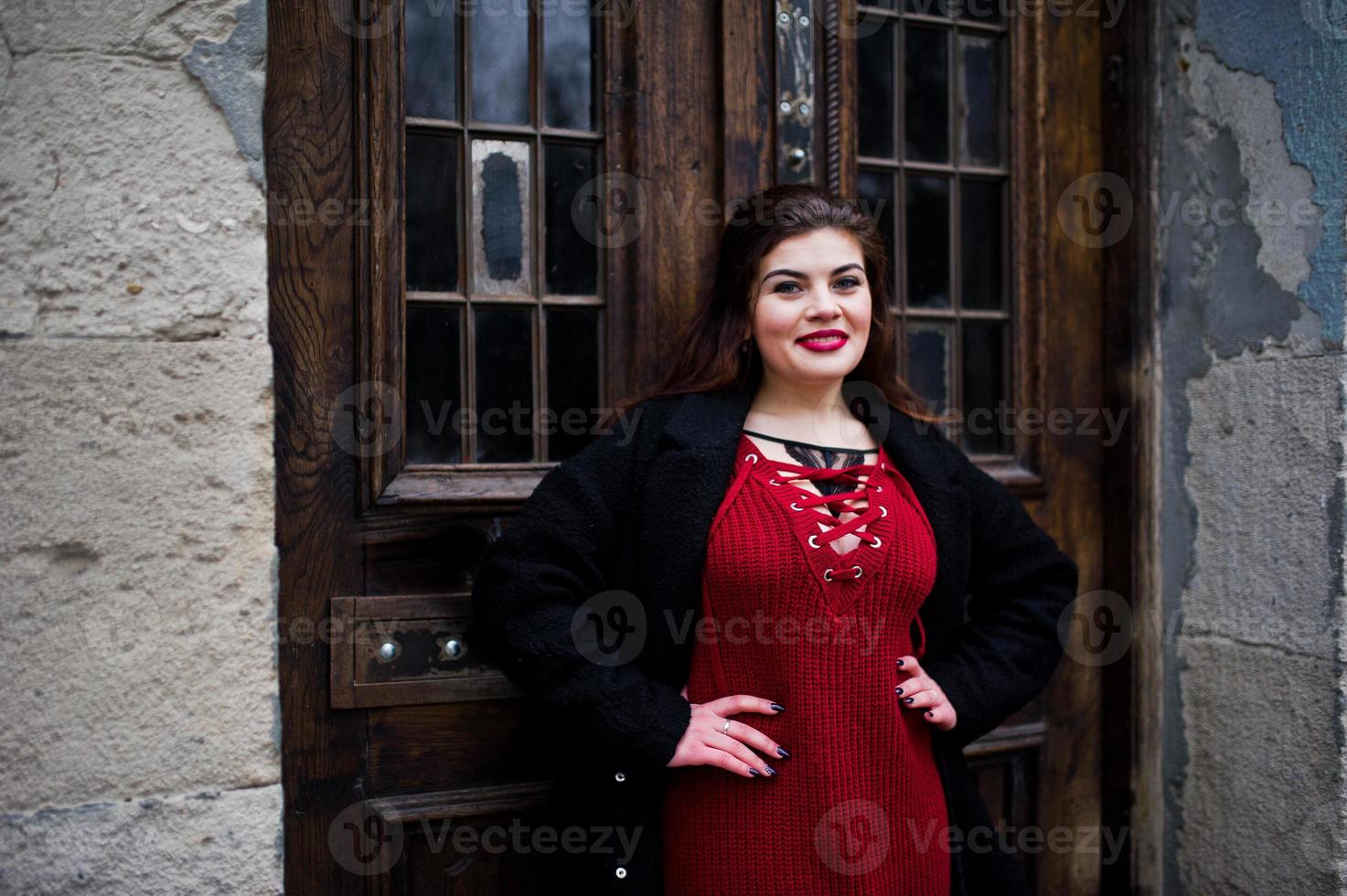 modelo morena plus size no vermelho na rua da cidade. foto