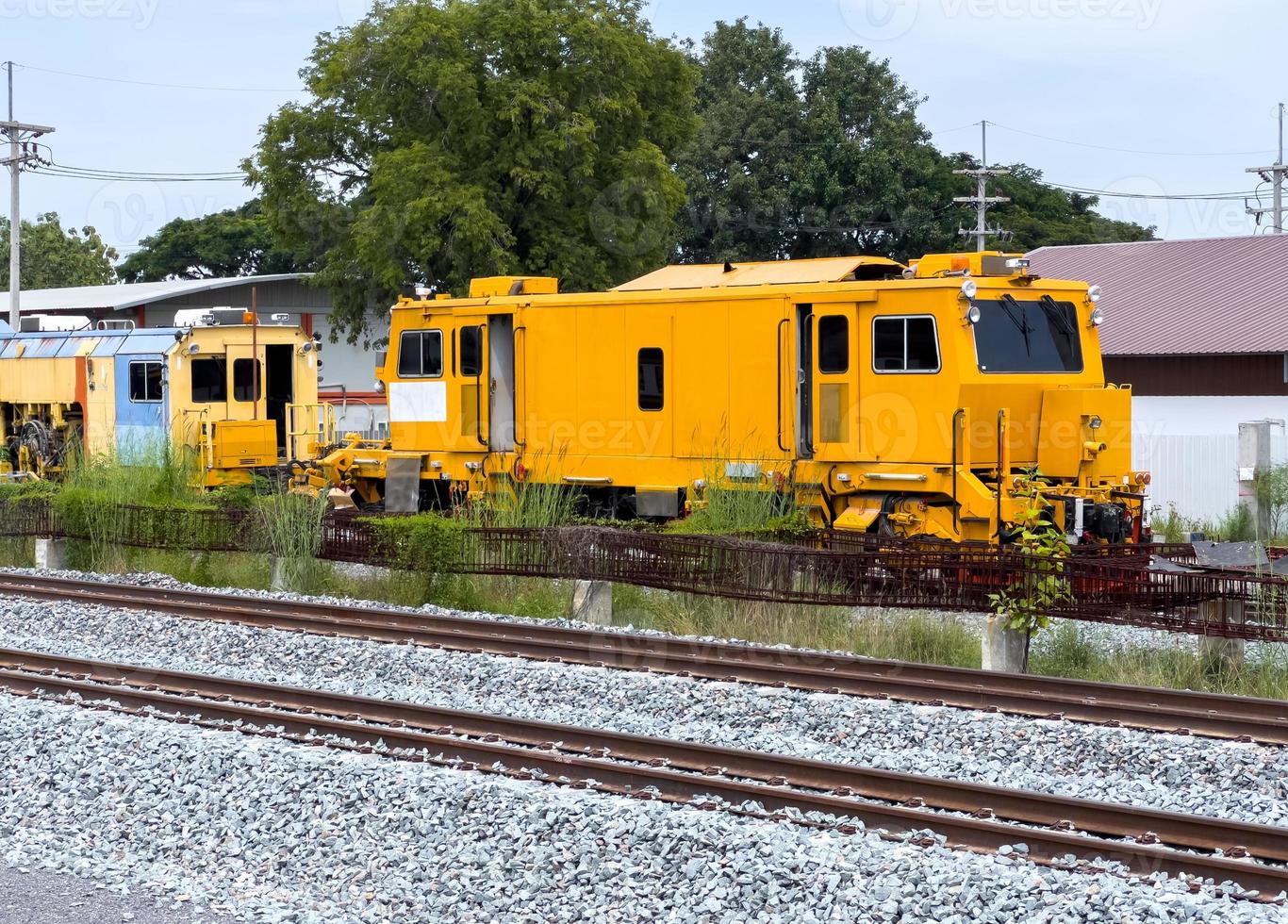 o veículo do trem de manutenção utilizado para a colocação de dormentes ferroviários está estacionado no canteiro de obras. foto