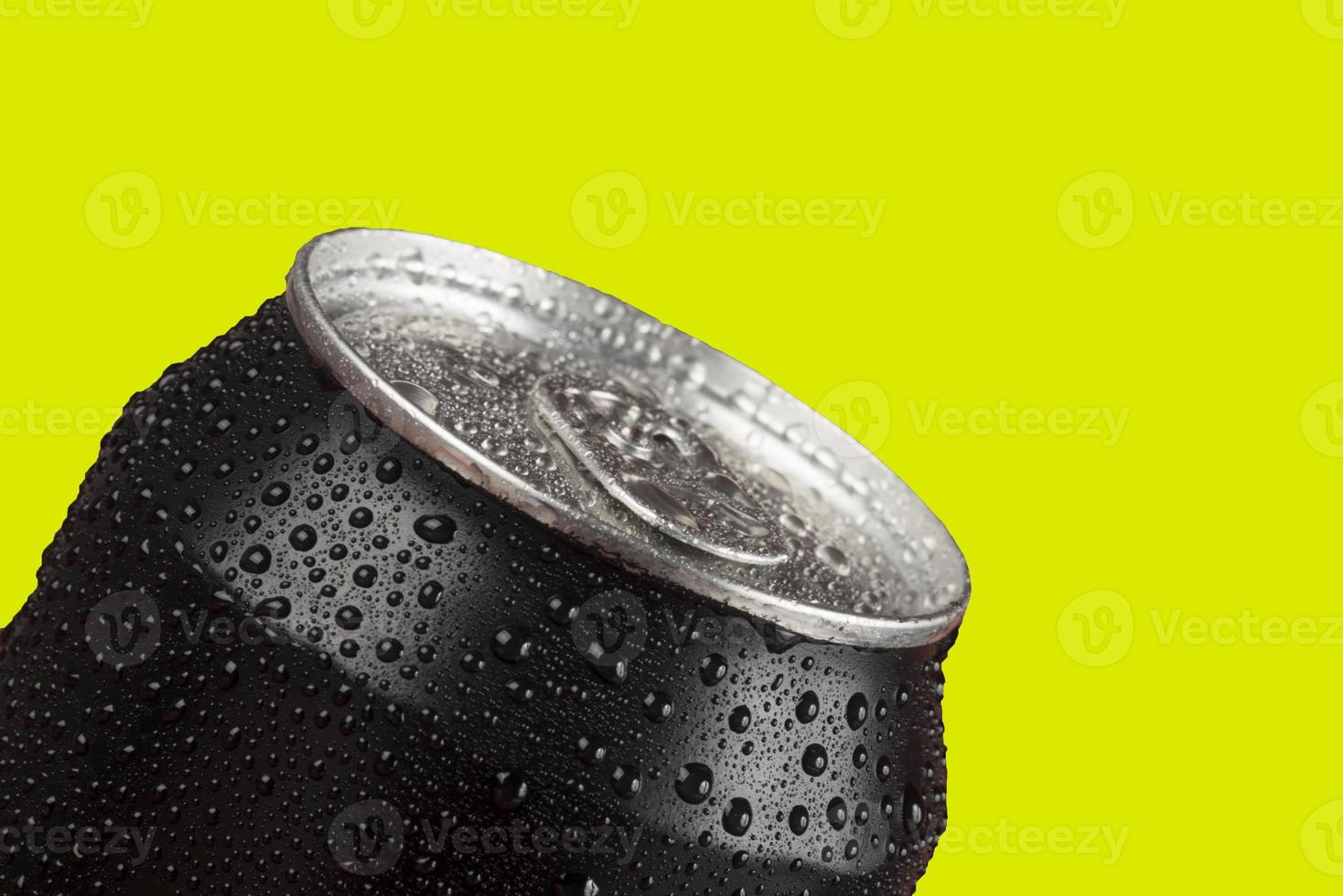 lata de alumínio preto, com gotas de água foto