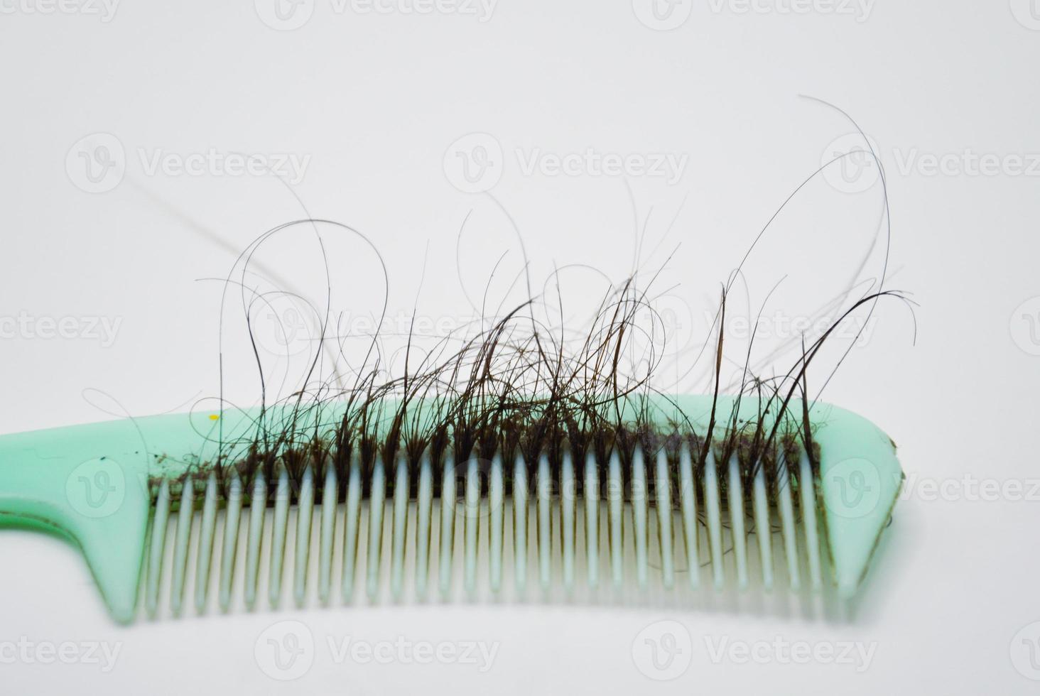 pente verde controlar a perda de cabelo cabelo preto conceito de cuidados com o cabelo quimioterapia de câncer anúncio de xampu e condicionador foto