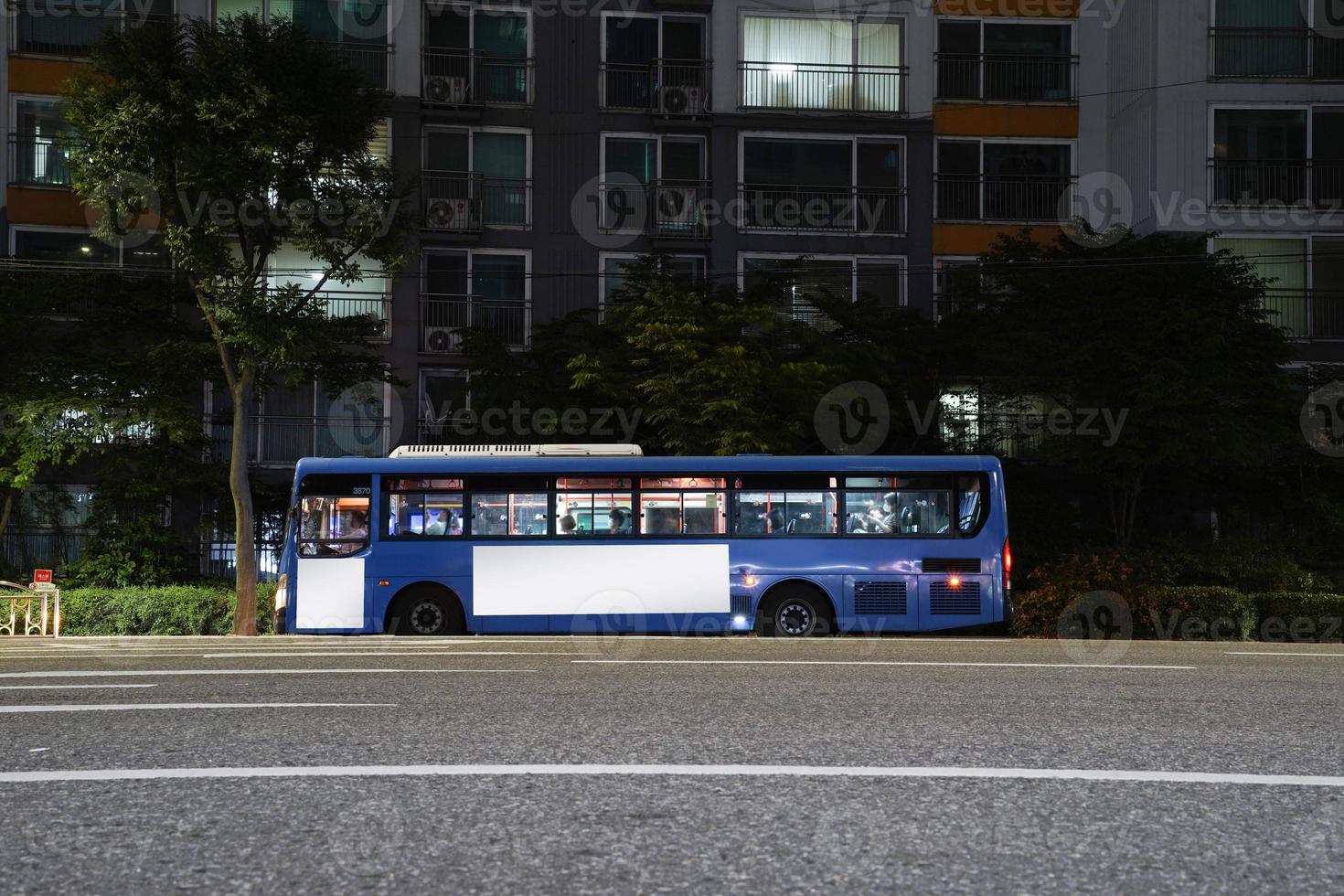 uma foto de um comercial de ônibus para maquete