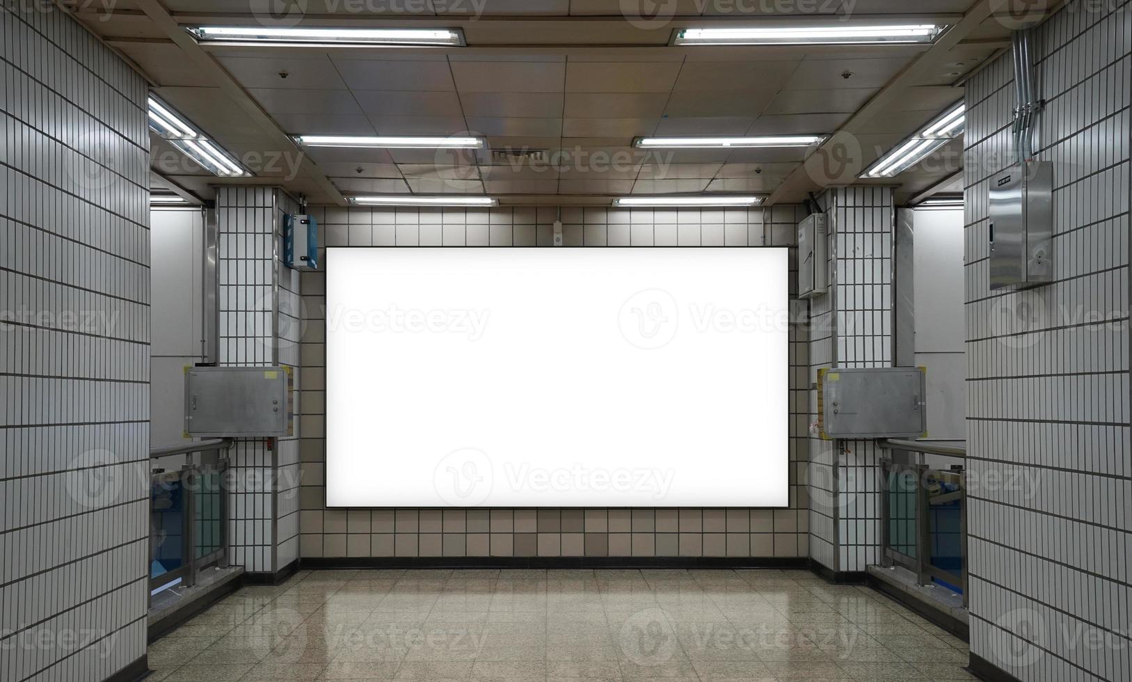 cenário do metrô e maquete publicitária foto