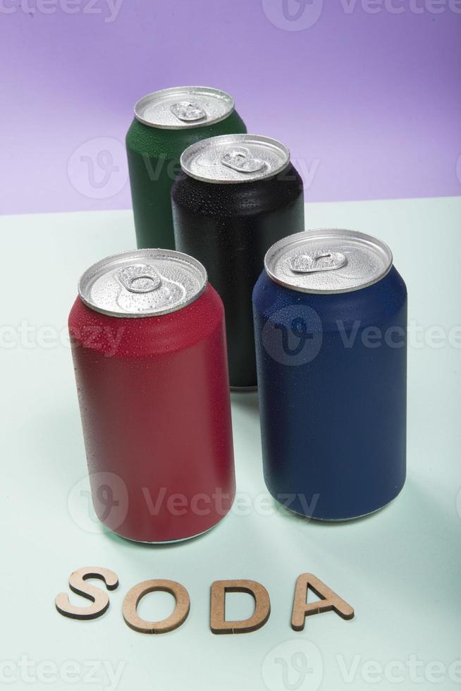 lata de refrigerante de alumínio colorida foto