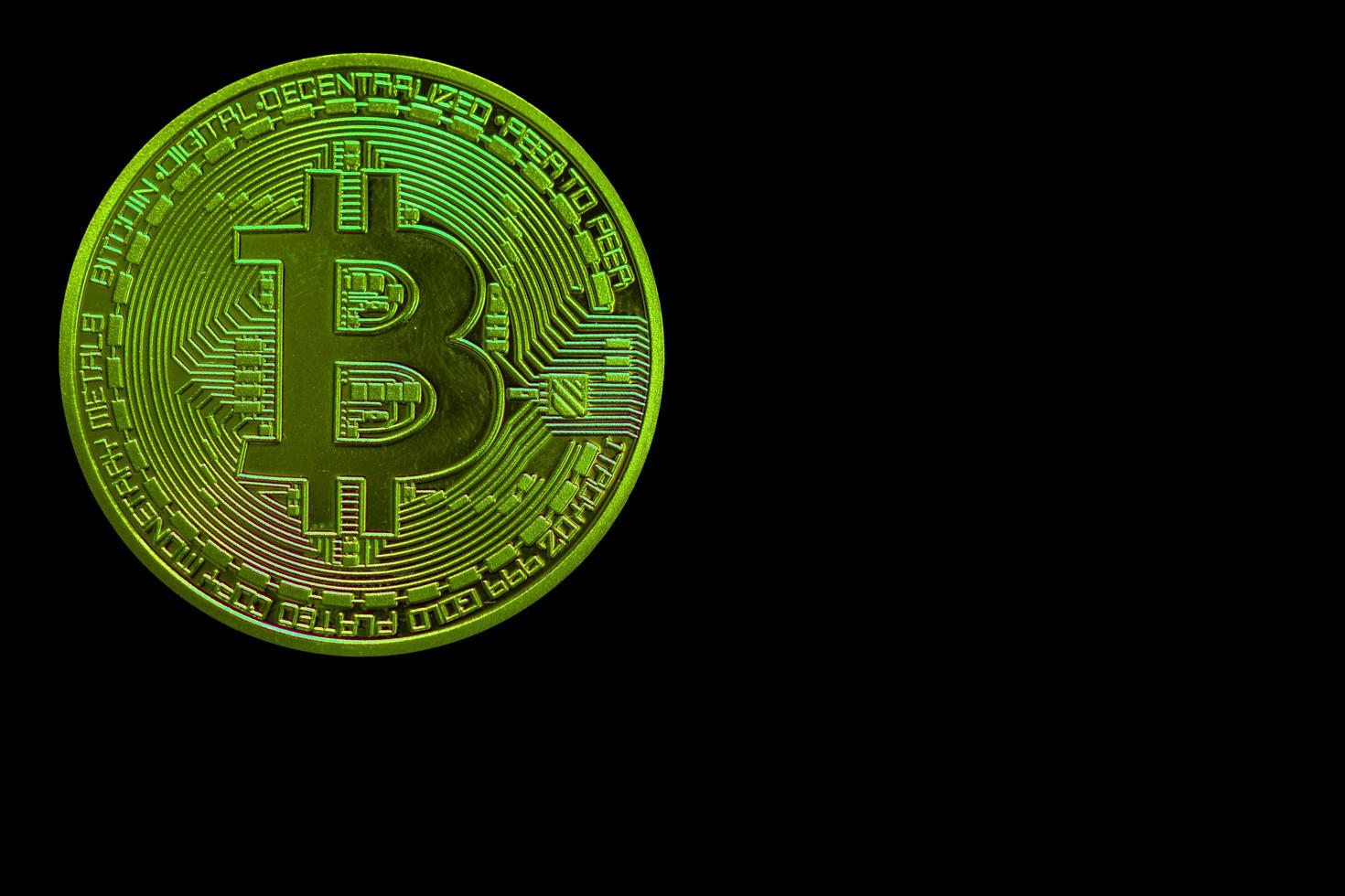bitcoin único verde da moeda criptográfica durante o mercado em ascensão nas costas pretas foto