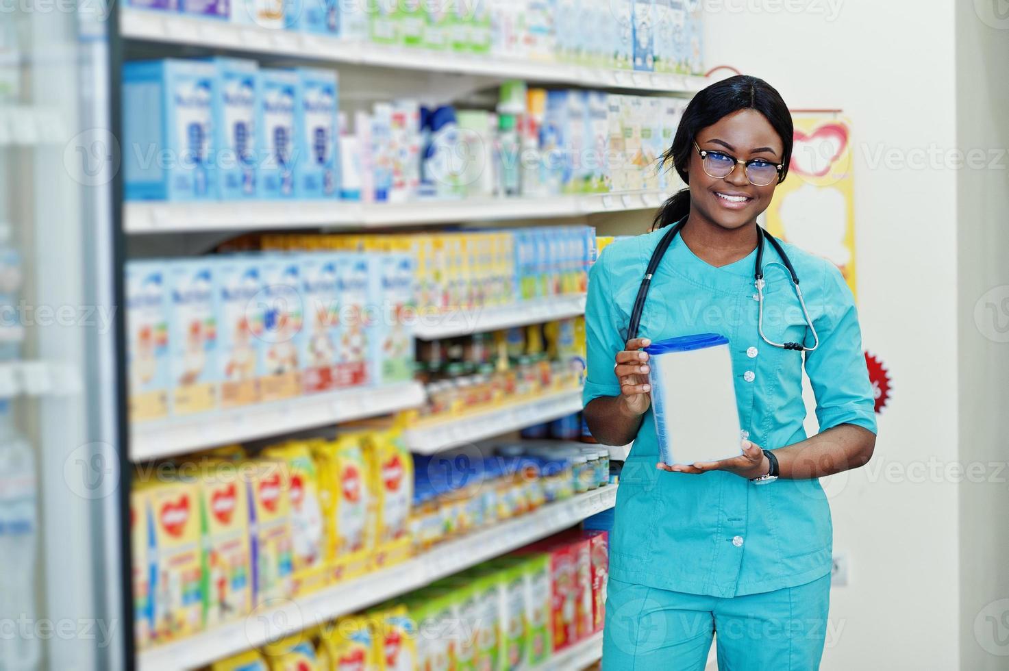 farmacêutico americano africano trabalhando em drogaria na farmácia hospitalar. saúde africana. foto