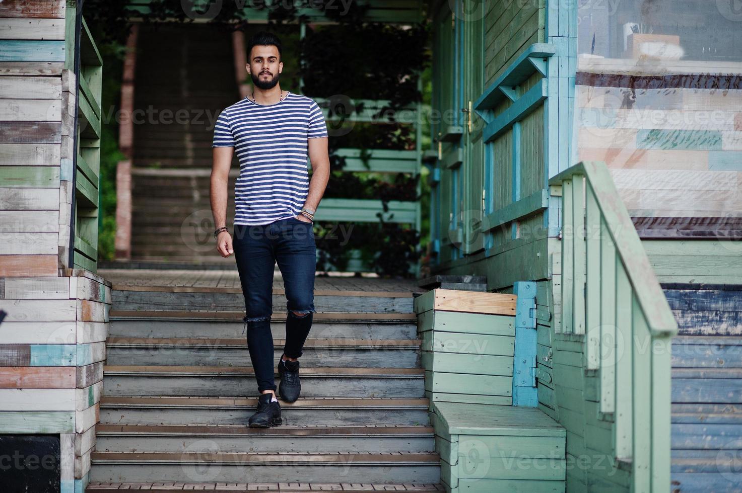 modelo de homem de barba árabe alto bonito na camisa despojada posou ao ar livre. cara árabe na moda. foto