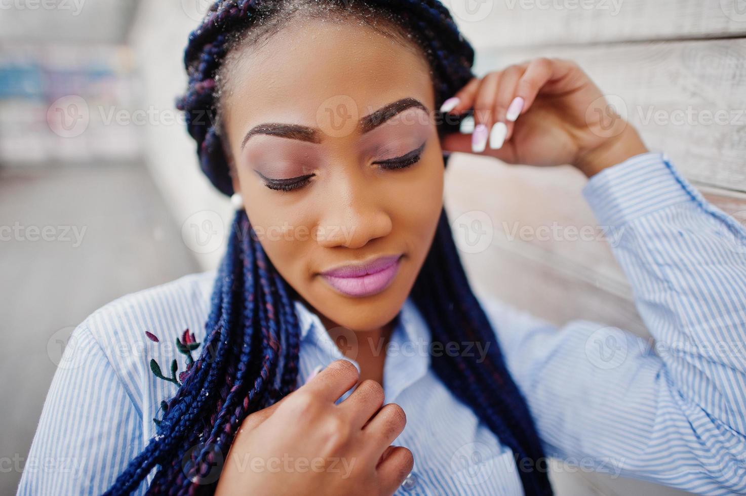 menina afro-americana elegante com dreads ao ar livre. foto