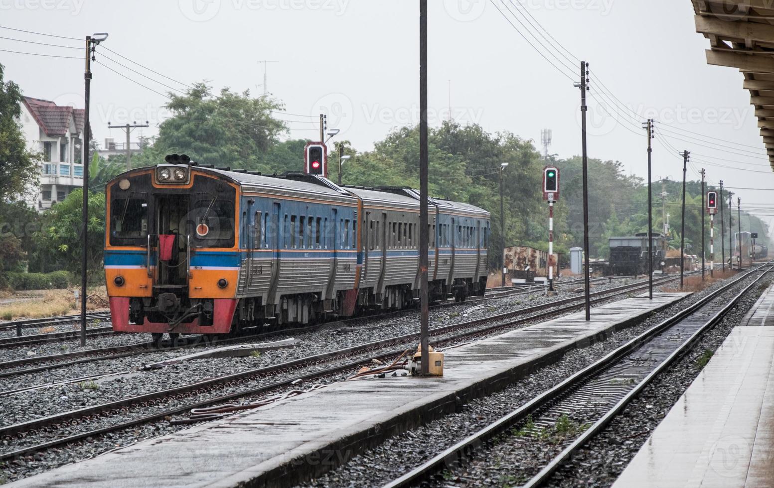 várias unidades a diesel estão saindo da estação urbana na época da chuva. foto