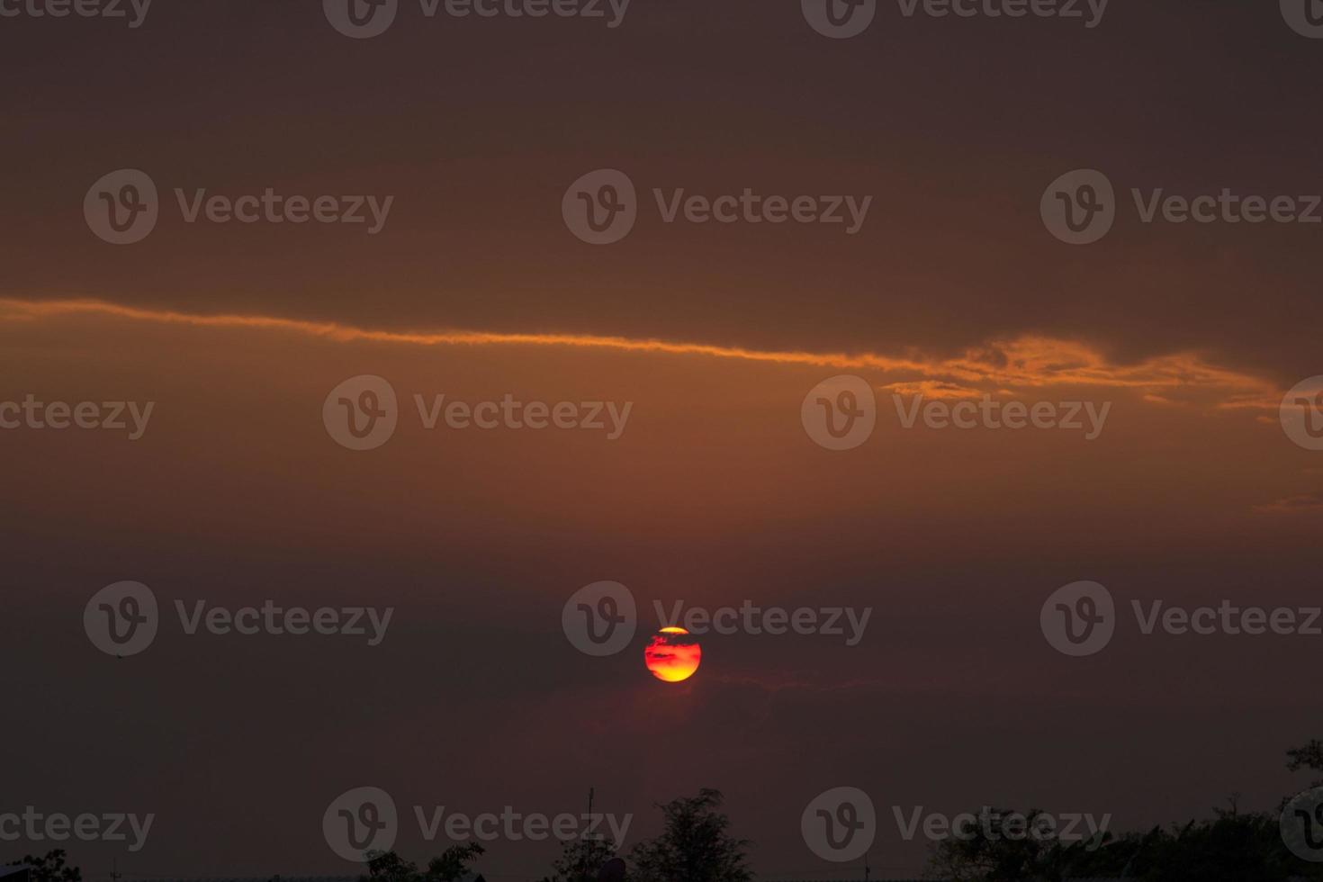 o sol está se pondo à noite, a atmosfera é quente e romântica, a beleza natural do campo na tailândia muda a atmosfera a cada dia é diferente. foto