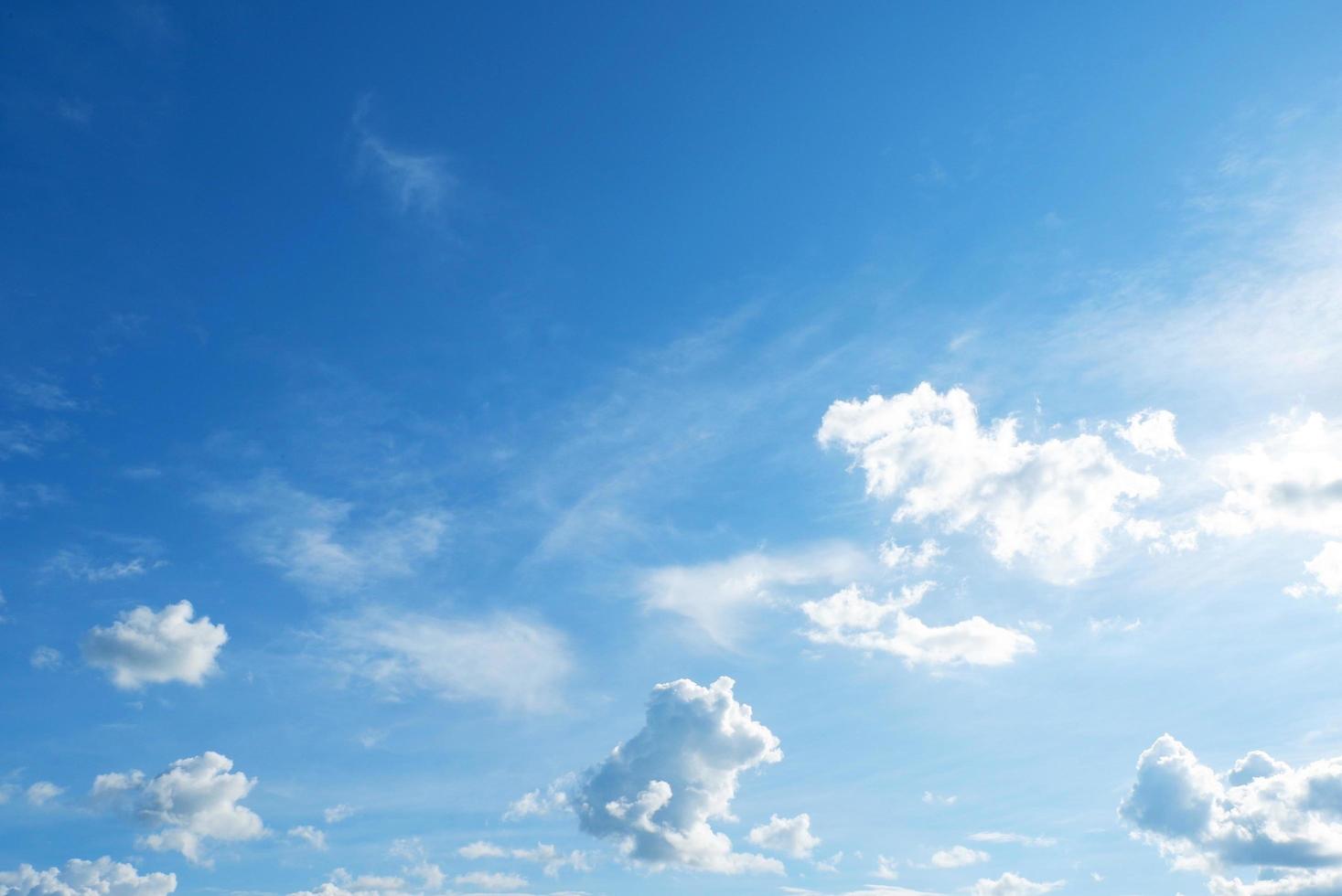 céu azul limpo e fundo de céu de nuvens brancas com espaço para decoração. e usado para fazer papel de parede ou trazer para o trabalho em design gráfico. foto