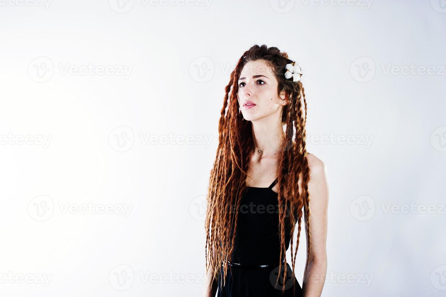 sessão de estúdio de garota de preto com dreads em fundo branco. foto