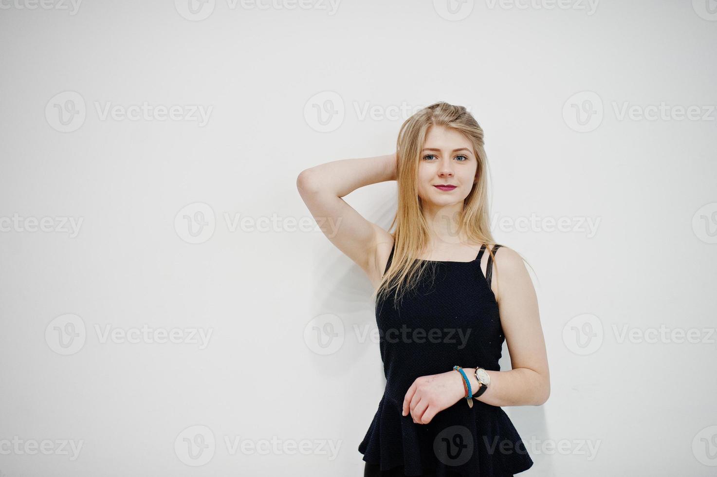 retrato de menina loira de roupa preta contra fundo branco. foto