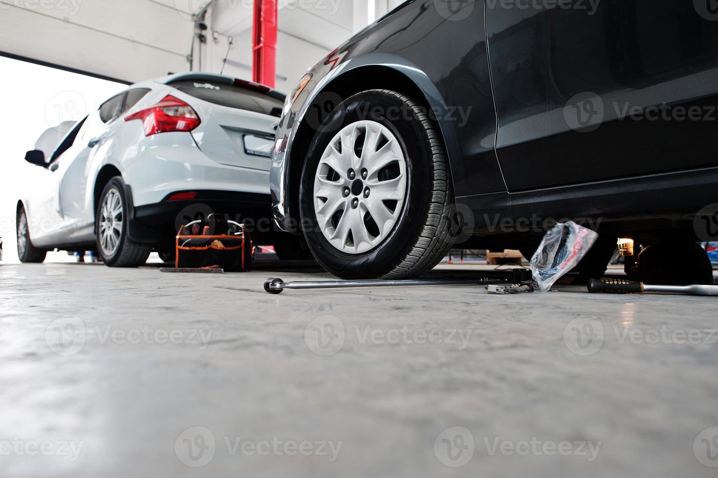 tema de reparação e manutenção de automóveis. carros em auto serviço. foto