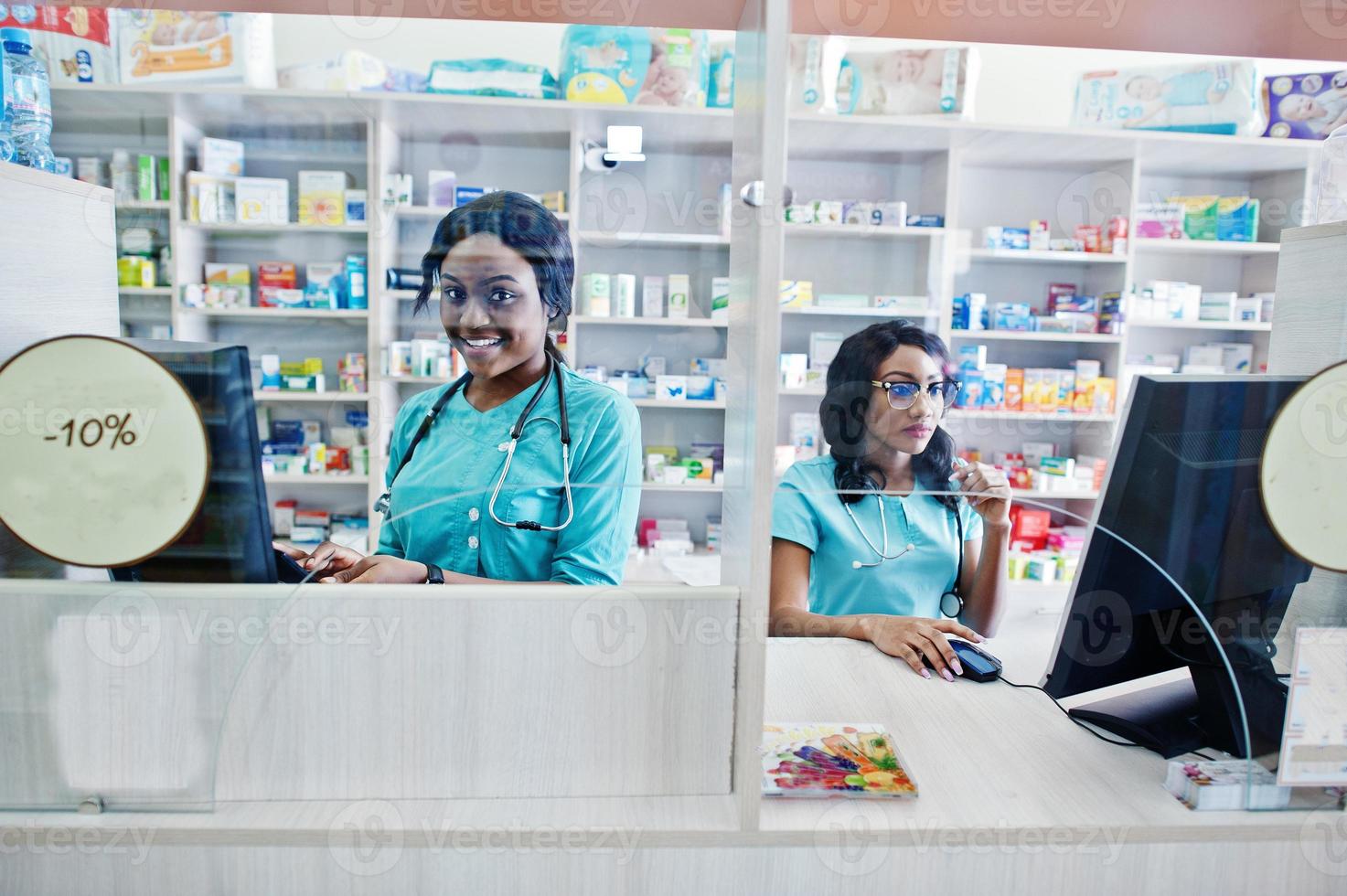 dois farmacêuticos afro-americanos trabalhando em drogaria na farmácia hospitalar. saúde africana. foto