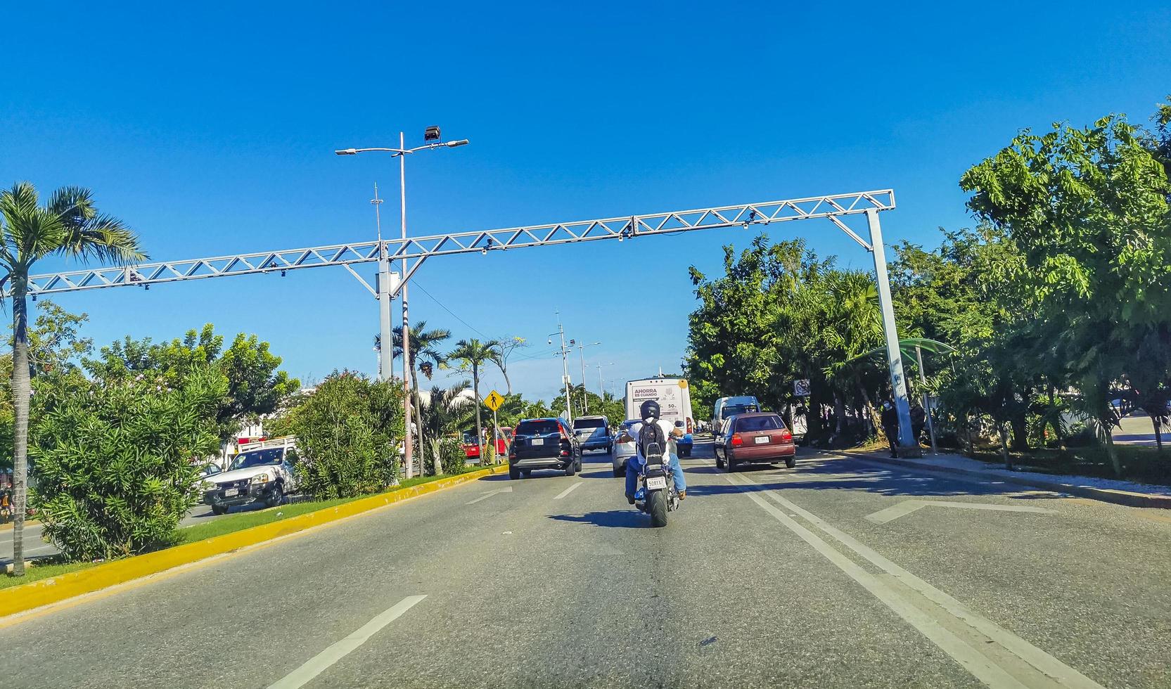 cancun quintana roo méxico 2022 edifícios típicos de carros de rua e paisagem urbana de cancun méxico. foto