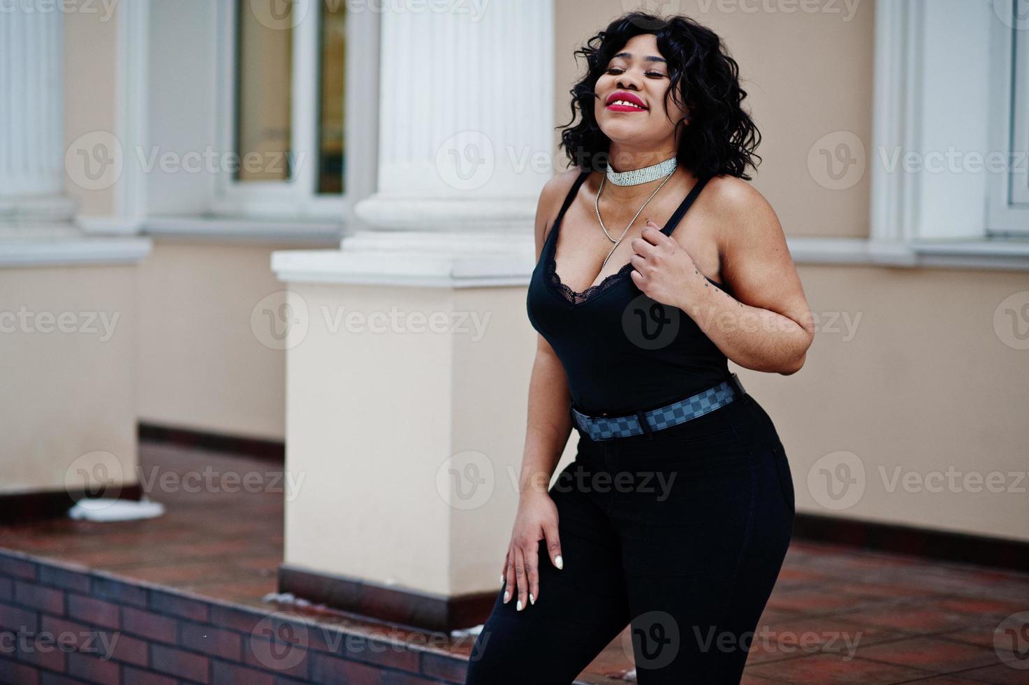 elegante modelo afro-americano plus size nas ruas da cidade no dia de inverno. foto