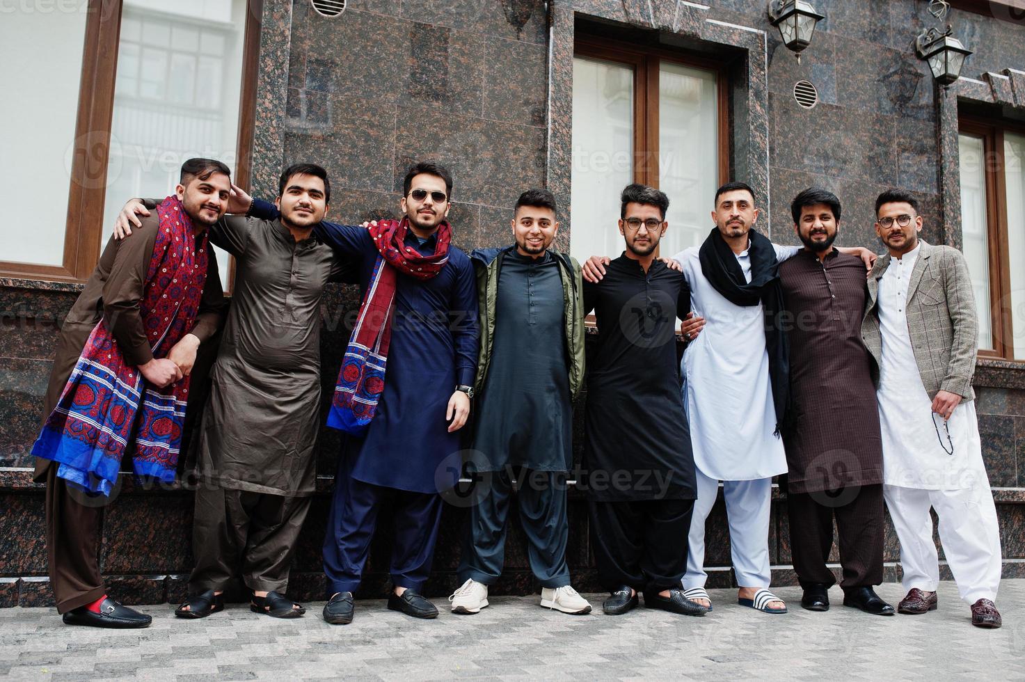 grupo de homem paquistanês vestindo roupas tradicionais salwar kameez ou kurta. foto