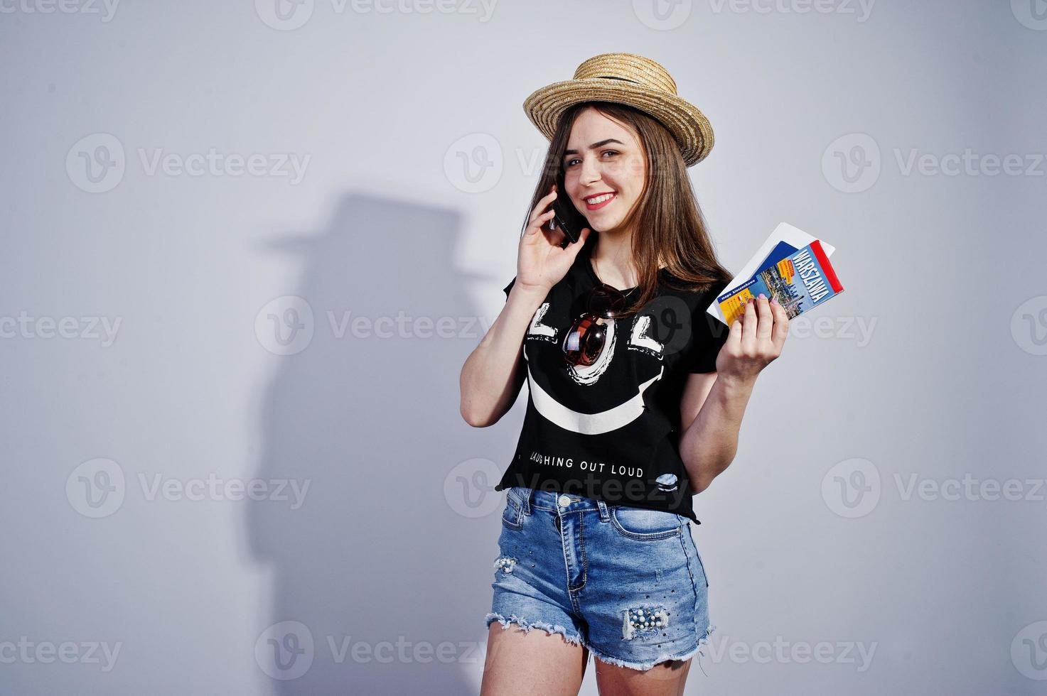 turista de garota com mapa de warszawa, use camisa lol, shorts e chapéu com celular isolado no branco. foto