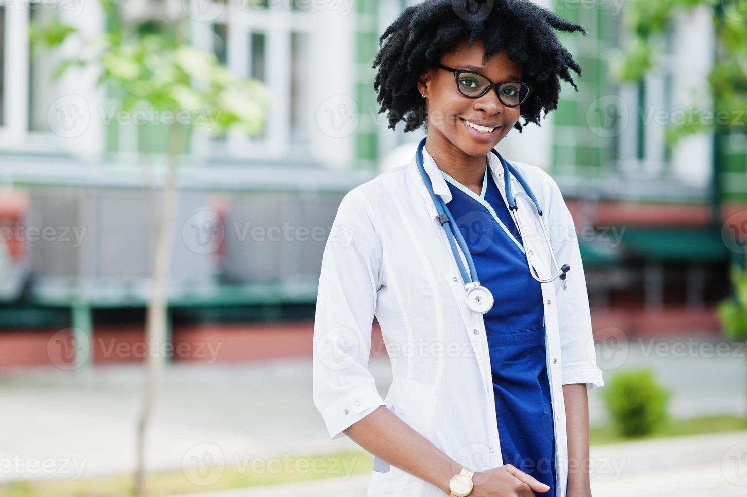 retrato de médica afro-americana com estetoscópio vestindo jaleco. foto