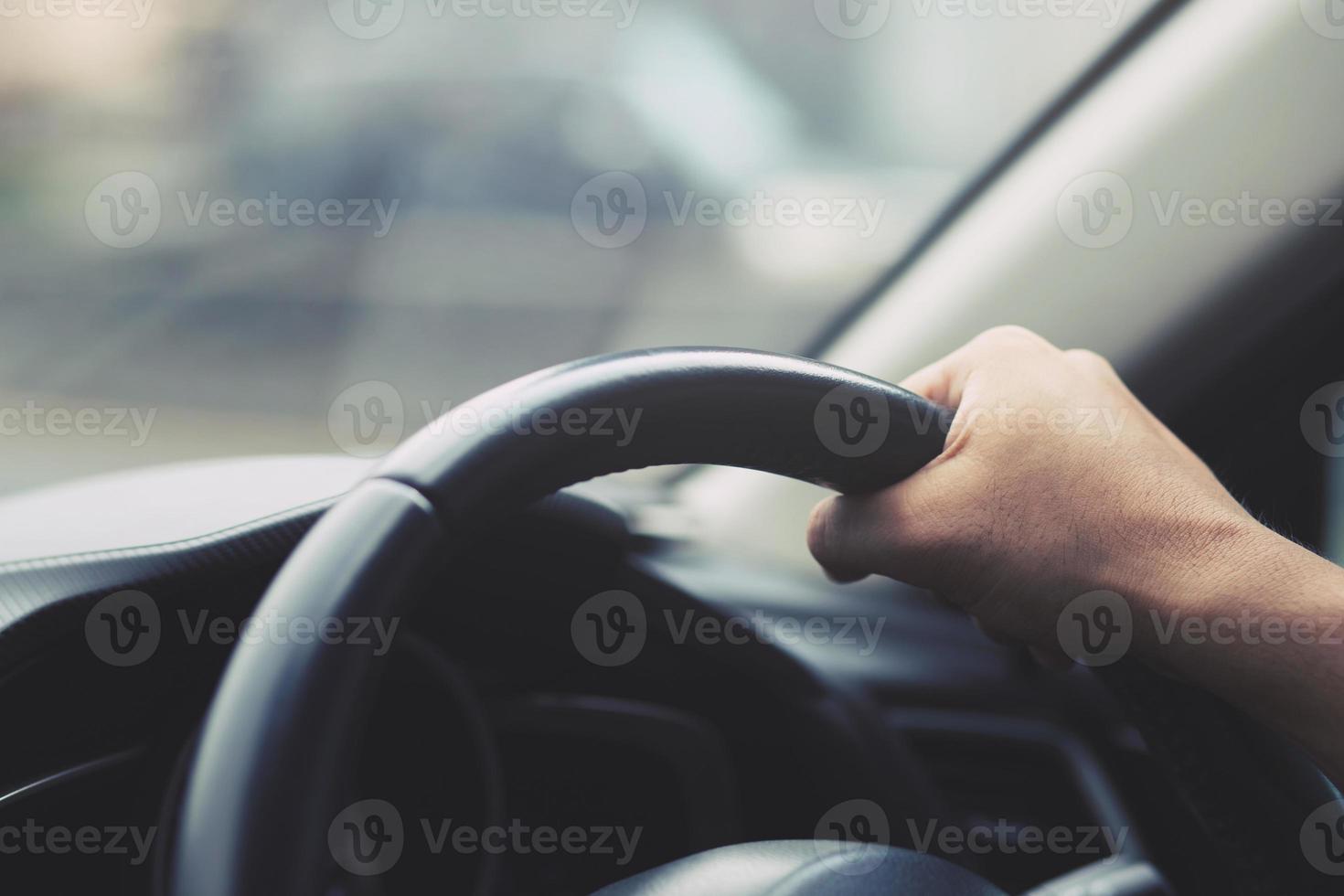 close-up de mão segure o volante jovem dirigindo um carro andando na estrada. viagem de motorista de viagem. foto