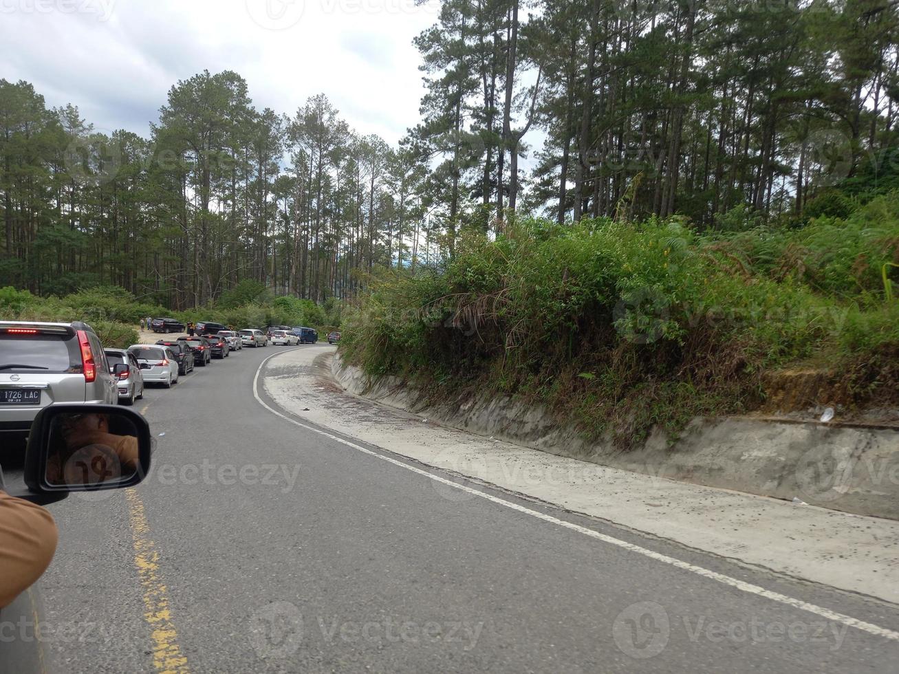 engarrafamento na estrada lateral da montanha para o lago toba foto