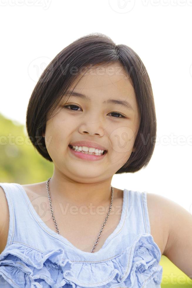 menina asiática sorrindo alegremente no parque foto