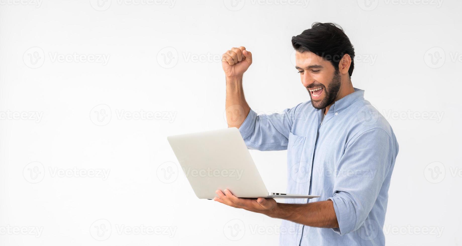 homem segurando laptop comemorar sucesso foto