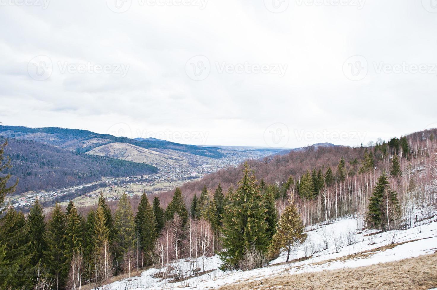 vales de montanhas nevadas nas montanhas dos cárpatos. vista dos cárpatos ucranianos e yaremche do topo da makovitsa. foto